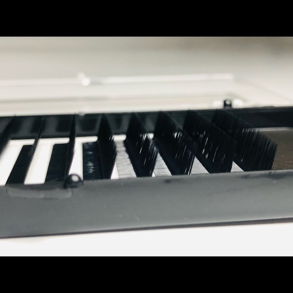 Eyelashes extensions - Picture 1 of 3